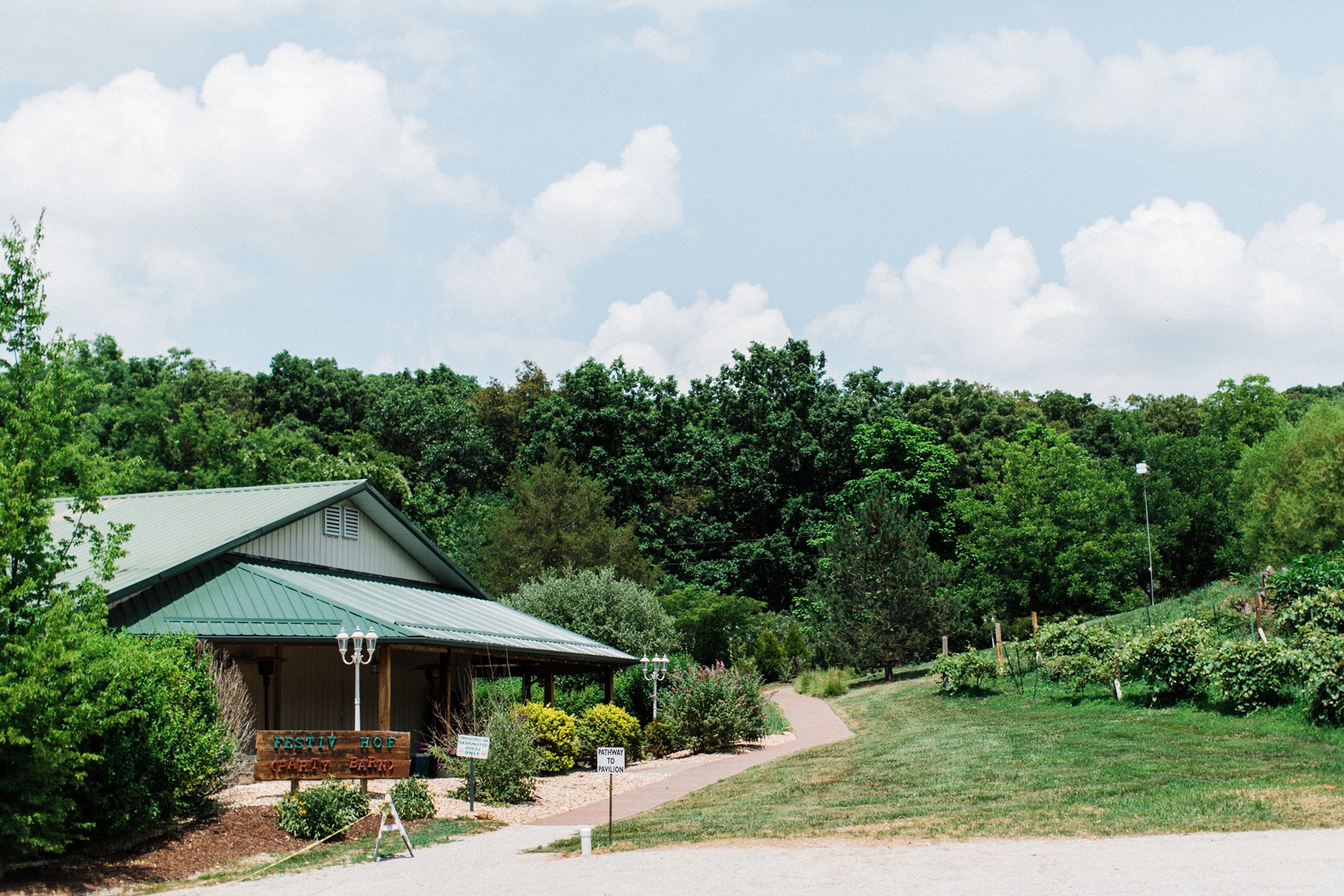 Wedding at the barn at Little Piney Lodge in Hermann, Missouri (MO)