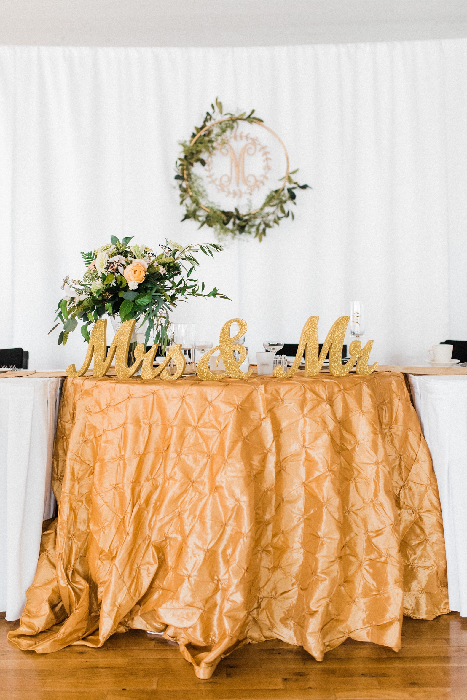 white and gold windows on washington wedding head table